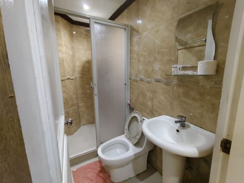 Standard Room, Garden View, Ground Floor | Bathroom | Shower, rainfall showerhead, hair dryer, bidet