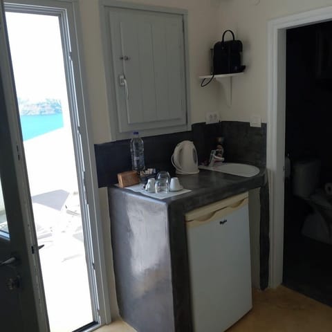 Studio Caldera View Share Jetted Tub | Premium bedding, in-room safe, individually decorated