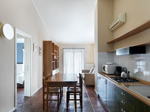 Classic Apartment | Private kitchen | Full-size fridge, microwave, stovetop, electric kettle