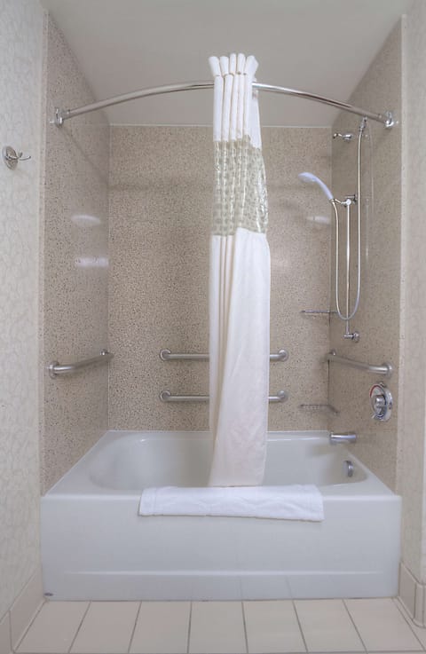 Combined shower/tub, free toiletries, hair dryer