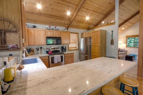 Cabin, 3 Bedrooms | Private kitchen