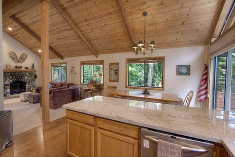 Cabin, 3 Bedrooms | Private kitchen