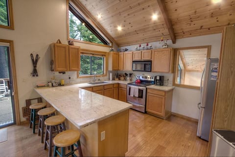 Cabin, 3 Bedrooms | Private kitchen