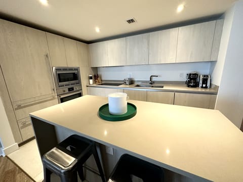 Deluxe Apartment | Private kitchen | Fridge, microwave, oven, stovetop