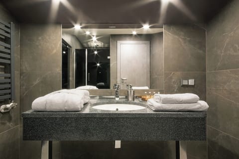 Deluxe Apartment | Bathroom | Bathtub, free toiletries, hair dryer, bathrobes