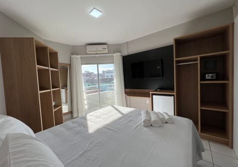 Comfort Triple Room | Minibar, in-room safe, individually decorated, individually furnished