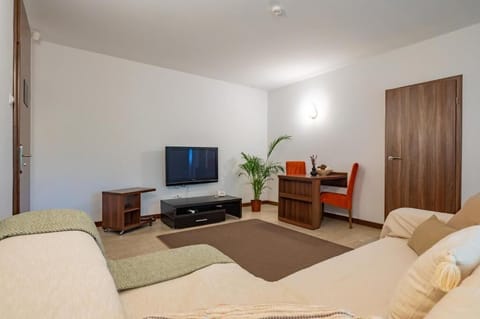 Junior Suite | Living room | 101-cm flat-screen TV with cable channels, TV