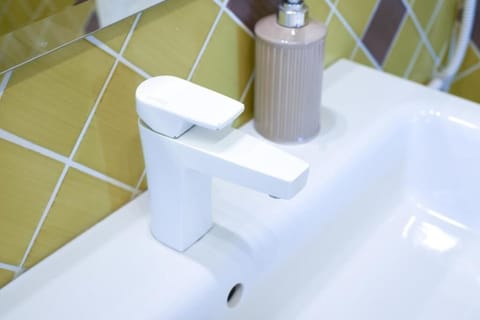 Deluxe Double Room | Bathroom | Shower, hair dryer, bidet, towels