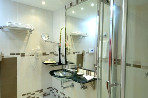 Senior Suite, 1 Bedroom | Bathroom | Free toiletries, hair dryer, slippers, bidet