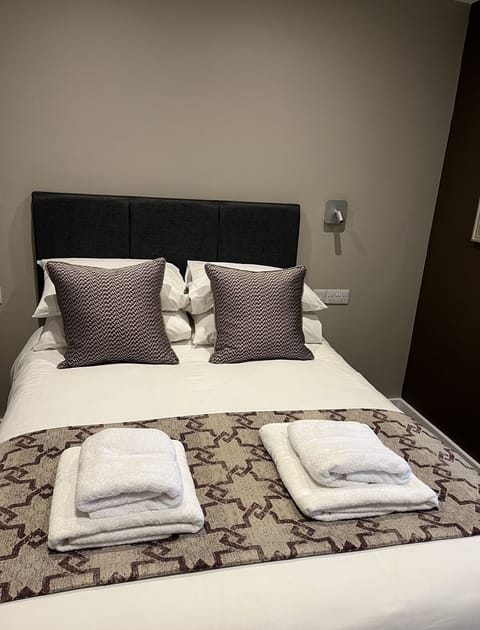 Deluxe Double Room, 1 Double Bed | Iron/ironing board, bed sheets