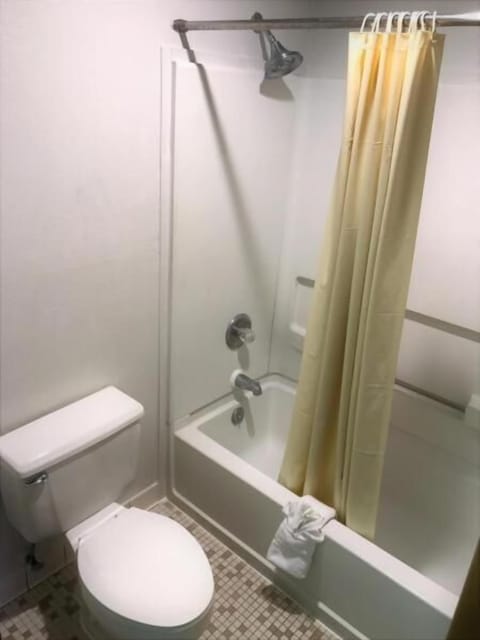 Combined shower/tub, towels, soap, toilet paper