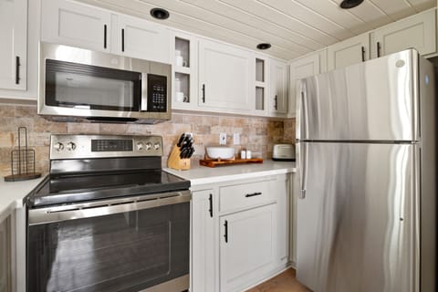 Comfort Cabin | Private kitchen | Microwave, coffee/tea maker