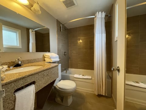 Room, 1 King Bed, Non Smoking | Bathroom | Deep soaking tub, free toiletries, hair dryer, bidet