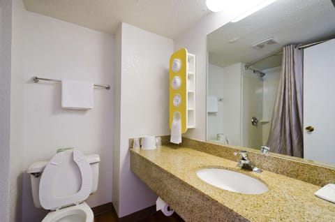 Combined shower/tub, towels