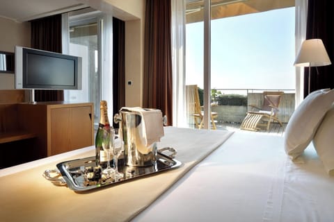 Junior Suite, Terrace, Sea View (Premium) | Premium bedding, in-room safe, desk, free WiFi