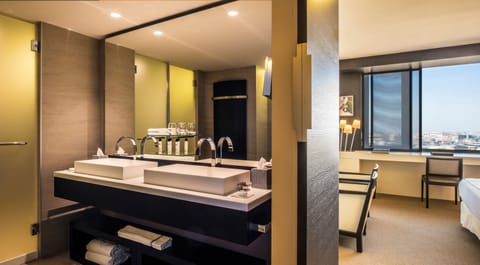 Panorama Suite (lounge access) | Bathroom | Eco-friendly toiletries, hair dryer, bathrobes, towels