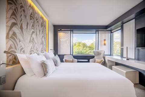 Egyptian cotton sheets, premium bedding, in-room safe, desk