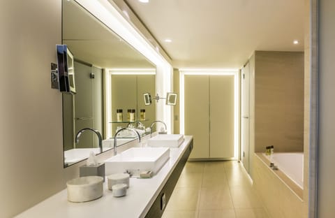 Splendour Suite (lounge access) | Bathroom | Eco-friendly toiletries, hair dryer, bathrobes, towels