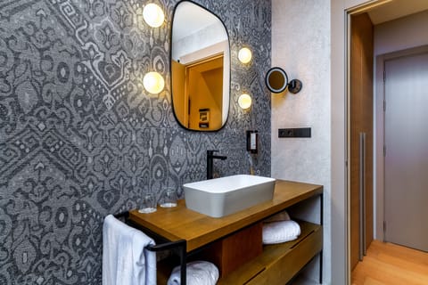 Classic Room | Bathroom | Shower, rainfall showerhead, hair dryer, towels