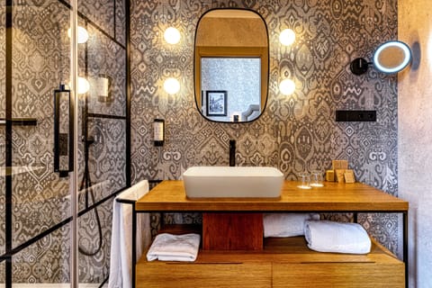 Deluxe Room | Bathroom | Shower, rainfall showerhead, hair dryer, towels