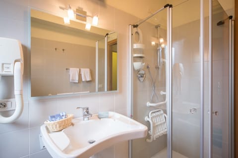 Rainfall showerhead, free toiletries, hair dryer, bidet