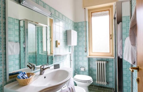 Family Quadruple Room | Bathroom | Rainfall showerhead, free toiletries, hair dryer, bidet