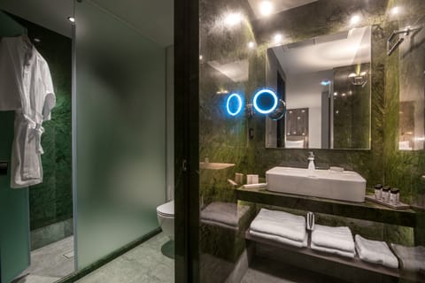 G Suite | Bathroom | Shower, rainfall showerhead, free toiletries, hair dryer