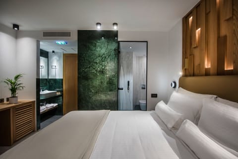 Smart Room | Egyptian cotton sheets, premium bedding, pillowtop beds, minibar