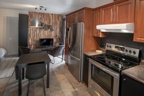 City Apartment, Ensuite (Loft Victoria) | Private kitchen | Coffee/tea maker, cookware/dishes/utensils