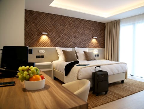 Exclusive Suite, 1 King Bed, Terrace, Golf View | Premium bedding, minibar, in-room safe, desk