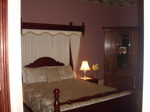 Deluxe Room, 1 Bedroom, Jetted Tub, Garden View | 1 bedroom, pillowtop beds, individually decorated