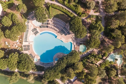 Seasonal outdoor pool, pool umbrellas, sun loungers