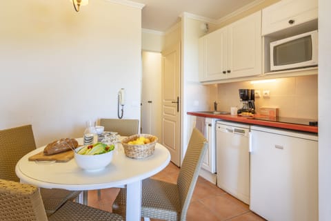 Apartment 5 people - 1 bedroom - Balcony or Terrace | Private kitchen | Fridge, microwave, stovetop, dishwasher