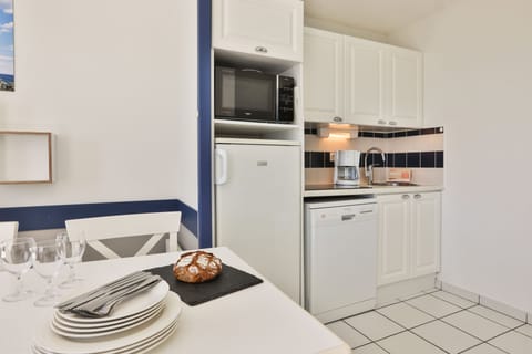 Apartment 6 people - 1 bedroom + 1 sleeping alcove - Terrace or balcony - Village du Golf district | Private kitchen | Fridge, microwave, stovetop, dishwasher