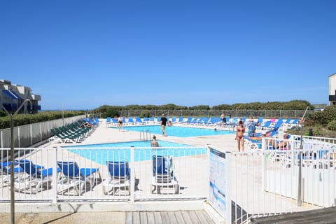 Seasonal outdoor pool, sun loungers