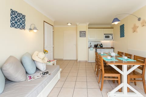 Apartment 6 people - 2 bedrooms - Balcony - Sea view | Private kitchenette | Fridge, microwave, stovetop, coffee/tea maker