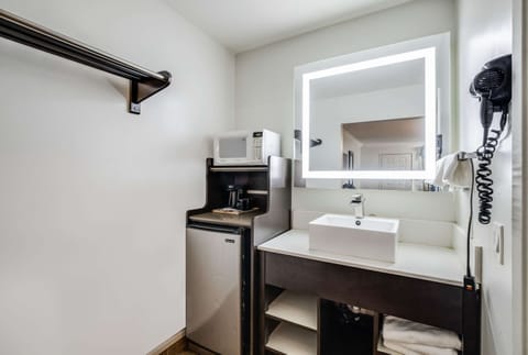 Standard Room, 2 Double Beds, Non Smoking | Bathroom | Combined shower/tub, free toiletries, hair dryer, towels