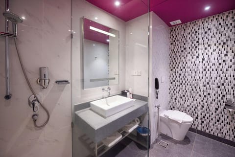 Superior Queen Room | Bathroom | Rainfall showerhead, free toiletries, hair dryer, slippers