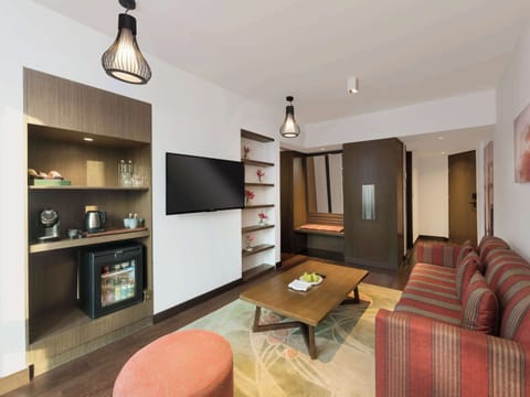 Junior Suite (Business Lounge Access) | Minibar, in-room safe, desk, laptop workspace