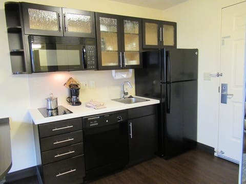 Full-size fridge, microwave, stovetop, dishwasher