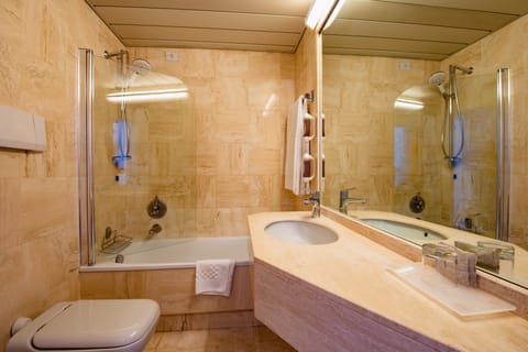 Standard Room, 1 Queen Bed, Non Smoking (with Single Sofabed) | Bathroom | Combined shower/tub, hair dryer, bidet, towels