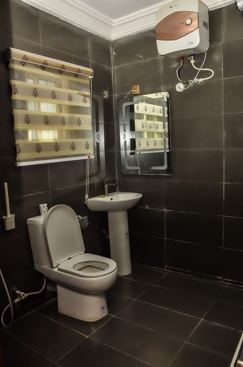 Executive Room | Bathroom | Hydromassage showerhead, hair dryer, bathrobes, slippers