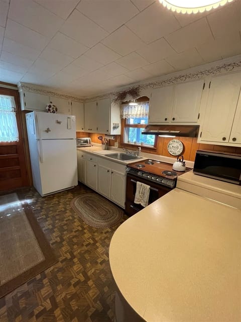 Cottage, 4 Bedrooms | Private kitchen | Fridge, oven, coffee/tea maker, toaster