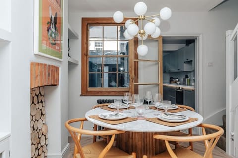 House | 2 bedrooms, desk