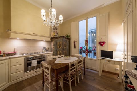 Basic Apartment, Multiple Beds | Private kitchen | Fridge, microwave, oven, stovetop