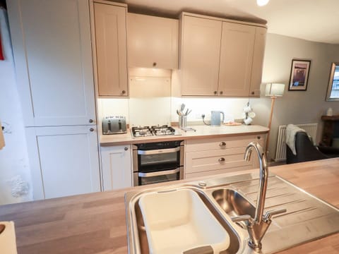 Cottage | Private kitchen | Fridge, dishwasher, electric kettle, toaster