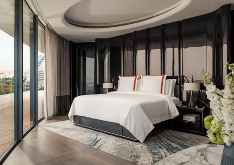 Suite (Pearl) | Premium bedding, minibar, in-room safe, desk
