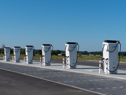 Electric vehicle charging station