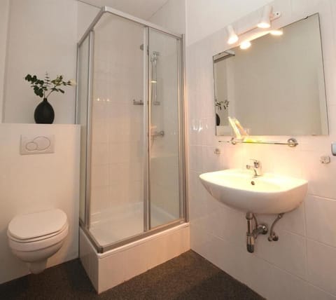 Basic Double Room | Bathroom | Free toiletries, hair dryer