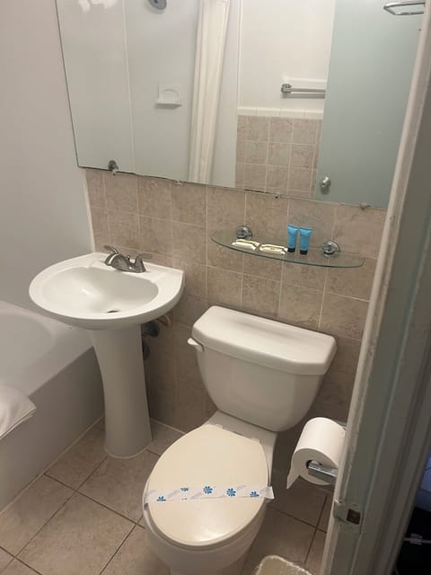 Combined shower/tub, deep soaking tub, free toiletries, towels